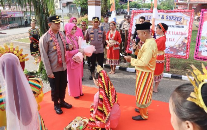 
					AKBP Askhabul Kahfi, S.I.K. Resmi Disambut dengan Tradisi Adat Dayak dan Melayu Sebagai Kapolres Melawi