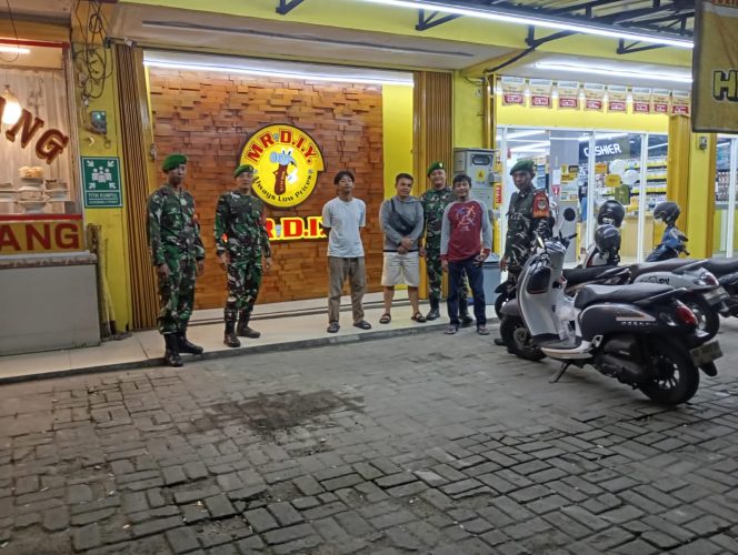 
					Intensifkan Keamanan Wilayah, Koramil 04/Cikupa Gelar Patroli Malam