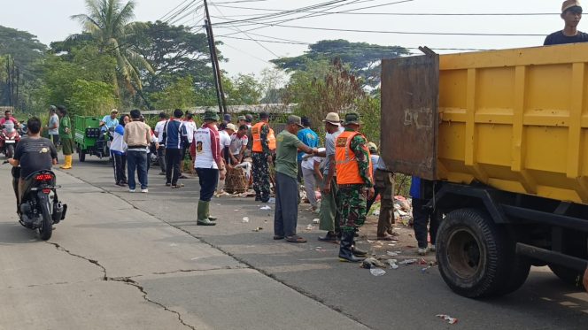 
					Satgas TNI dan DLHK Bersihkan Timbunan Sampah di Kronjo, Cegah Berulang