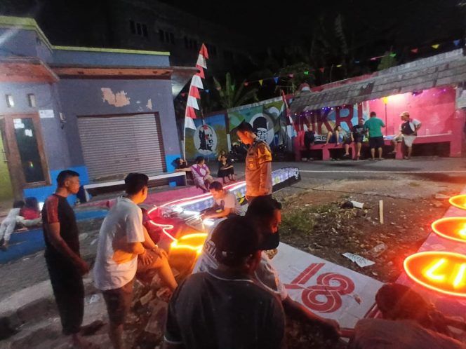 
					Bhabinkamtibmas Curug Kulon Bersama Warga Gotong Royong Persiapkan Gapura Lomba