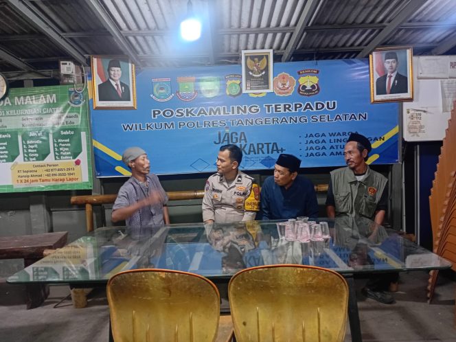 
					Perkuat Keamanan Lingkungan, Bhabinkamtibmas Polsek Serpong Cek Poskamling Terpadu