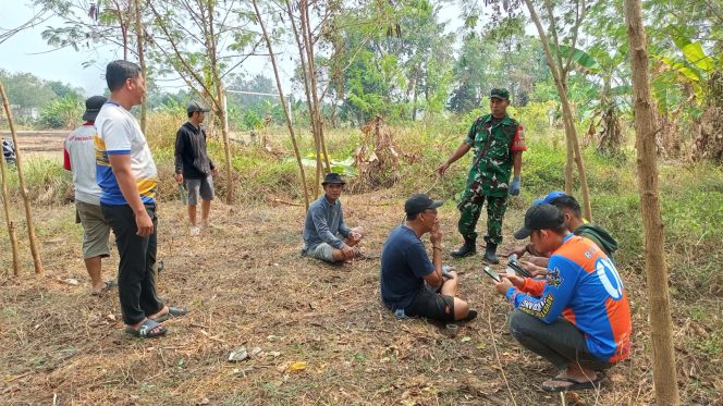 
					Babinsa dan Bhabinkamtibmas Desa Serdang Kulon Imbau Warga Tidak Membakar Sampah Sembarangan. 