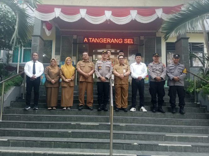 
					Police Go to School, Kapolsek Ciputat Timur Ajak Pelajar SMA Negeri 9 Ciputat Bijak Bermedia Sosial dan Jauhi Tawuran