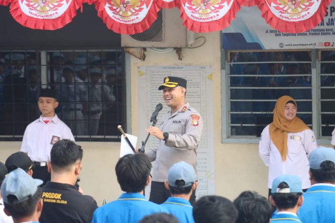 
					Jadi Pembina Upacara di SMK Sasmita Jaya, Kapolres Tangsel Ajak Pelajar Jauhi Tawuran dan Narkoba