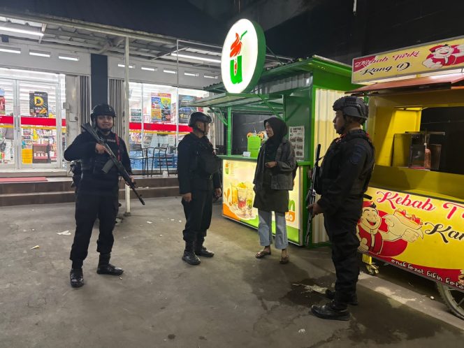 
					Patroli Malam Brimob Jabar, Jaga Lembang Tetap Aman dan Kondusif