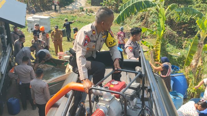 
					Brimob Jabar Hadir, Salurkan Air Bersih Untuk Warga Sumedang