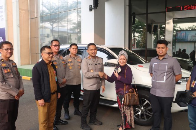
					Polres Tangsel Kembalikan Mobil Korban Pencurian, Pemilik Apresiasi Gerak Cepat Polisi