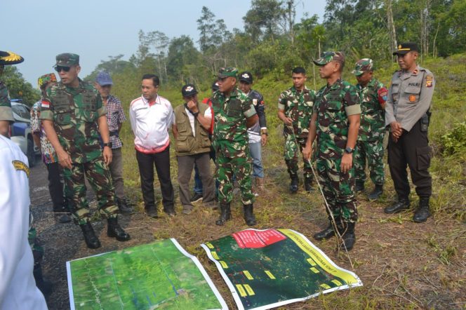 
					Dandim 1208/Sambas Dampingi Pangdam XII/TPR Tinjau Lokasi Pembangunan Batalyon Teritorial Pertempuran di Kabupaten Sambas