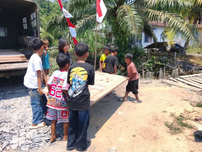 
					Anak-Anak Tempapan Hulu Semangat Bantu Satgas Angkat Pintu RTLH Buk Nining
