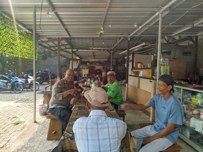 
					Cooling System, Bhabinkamtibmas Sampora Ajak Warga Aktifkan Siskamling dan Cegah Kebakaran
