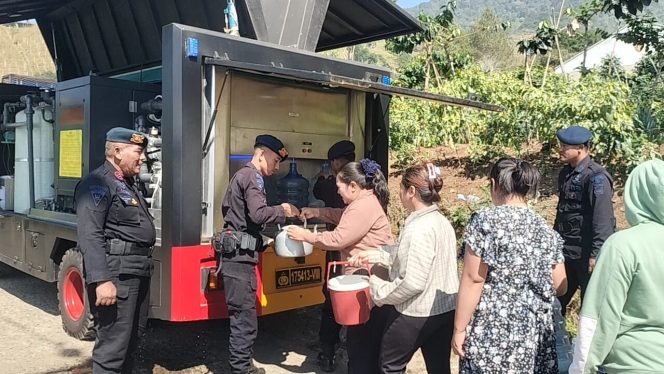 
					Pendistribusian Air Bersih Brimob Jabar Hadir Bantu Warga Kampung Cikole, Cianjur