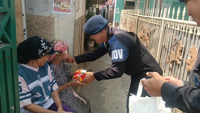 
					Satbrimob Polda Jabar : Tebar Kepedulian Lewat Aksi Berbagi Jumkah
