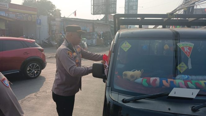 
					Semarak Kemerdekaan, Kapolsek Legok Bagikan Bendera Merah Putih kepada Pengendara