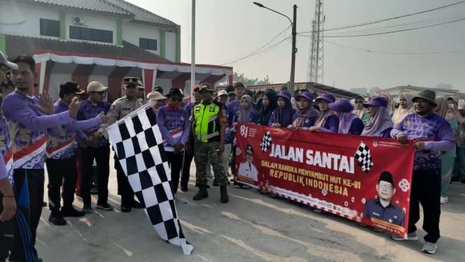 
					Babinsa Gunung Kaler Monitoring Gerak Jalan Sehat Semarak HUT RI ke-81