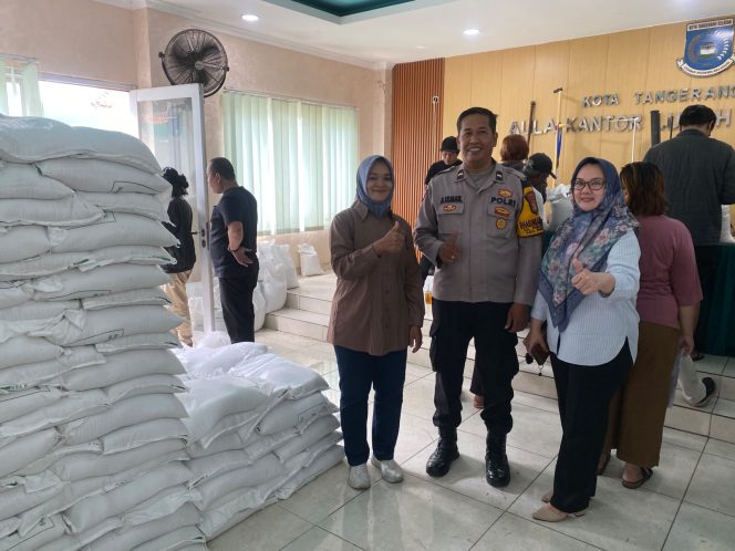 
					Jaga Jakarta On The Spot, Polsek Pamulang Kawal Penyaluran Bantuan Beras untuk 1.605 Warga Pamulang Timur