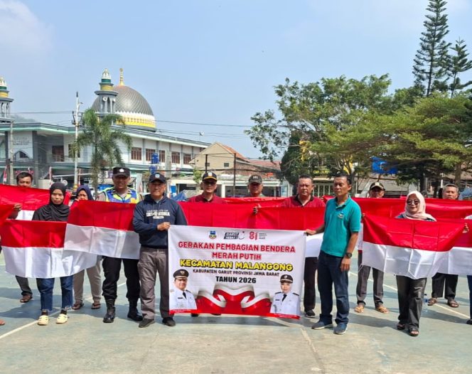 
					Semarak HUT ke-81 RI, Polsek Malangbong Bagikan 1.000 Bendera Merah Putih kepada Masyarakat