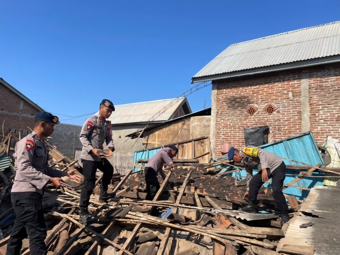 
					Gempa Flores Berdampak ke Bima, Tim SAR Brimob Polda NTB Bantu Bersihkan Rumah Warga