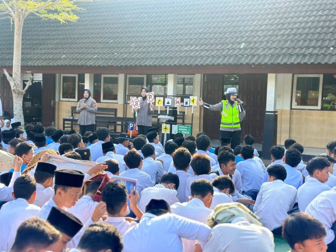 
					Dikmas Lantas Polda NTB Edukasi Pelajar MTsN 3 Mataram, Tanamkan Kesadaran Tertib Berlalu Lintas Sejak Dini