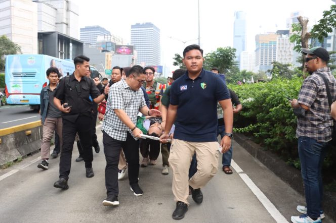 
					Tim Medis Polda Metro Jaya Sigap Evakuasi Mahasiswa yang Pingsan Saat Aksi