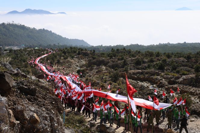 
					Dandim 0611/Garut pimpin langsung Pelaksanaan Pembentangan Bendera Merah Putih Sepanjang 1 KM di Kawah Gunung Papandayan