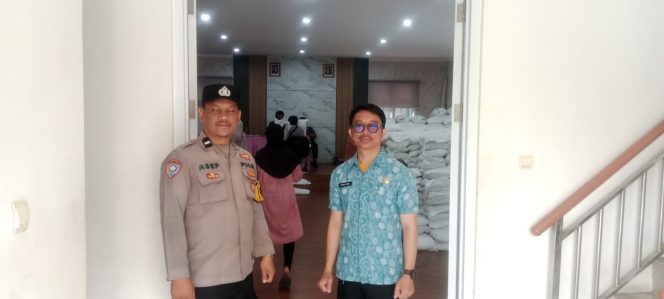 
					Bhabinkamtibmas Cilenggang Amankan Penyaluran Bantuan Pangan Beras, Pastikan Berjalan Aman dan Tertib