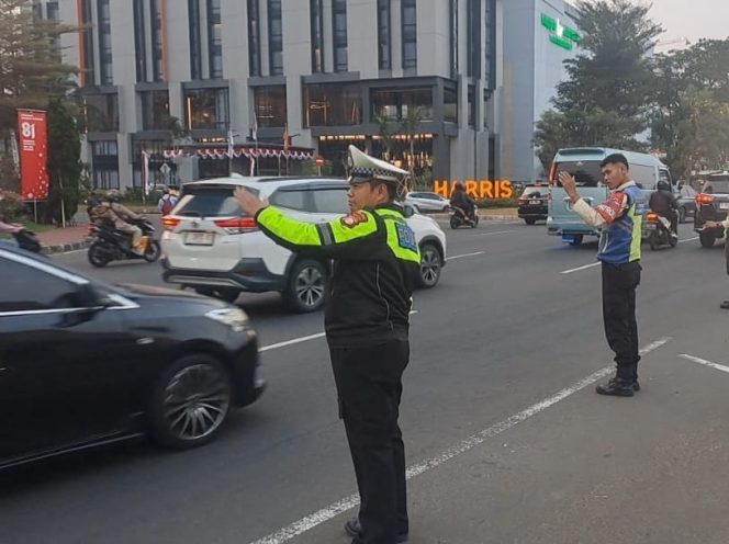 
					Polsek Kelapa Dua Hadir di Pagi Hari, Pengaturan Lalu Lintas Jaga Arus Tetap Lancar dan Terkendali