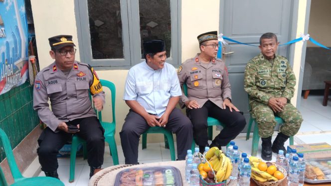 
					Kapolsek Ciputat Timur Hadiri Peresmian Bedah Rumah dan Bagikan Sembako untuk Warga Jombang