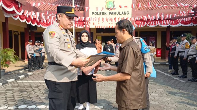 
					Polsek Pamulang Beri Penghargaan Dua Security RS Buah Hati Pamulang