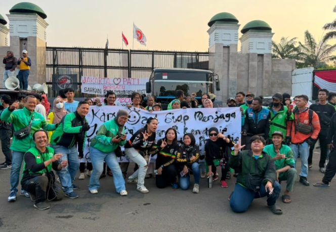 
					Ratusan Ojol Jaga Wilayah Senayan, Imbau Aksi Berjalan Tertib