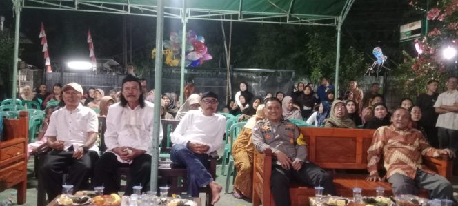 
					Polsek Serpong Monitoring Pentas Seni HUT RI ke-81, Pastikan Perayaan Warga Berjalan Aman dan Kondusif