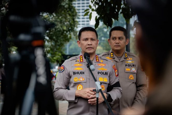 
					Polda Metro Jaya & Kodam Jaya Gelar Apel Kesiapan Pelayanan Masyarakat di Sejumlah Titik