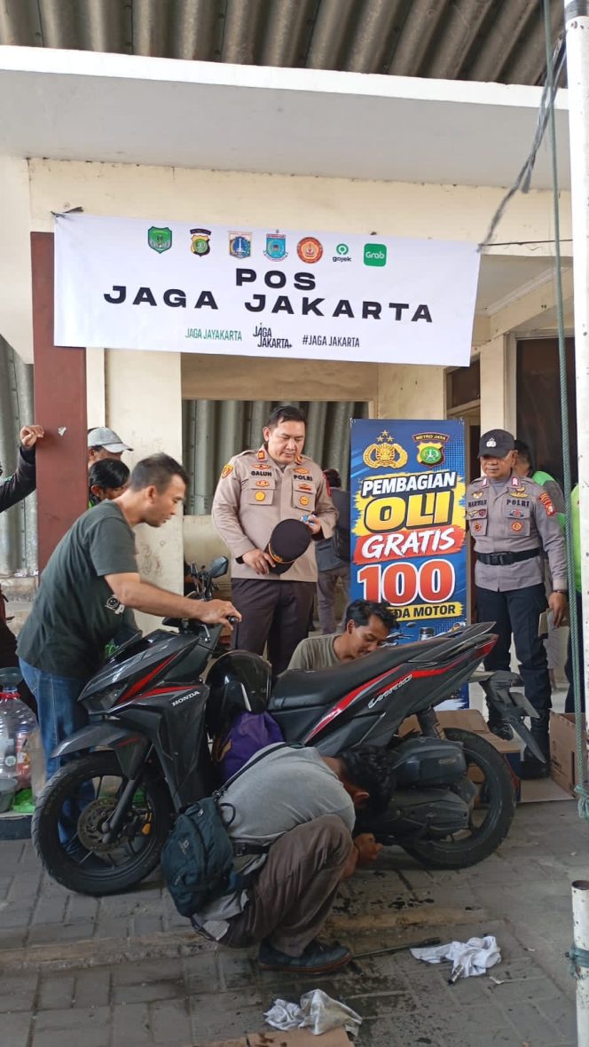 
					Polsek Pamulang Bagikan 100 Botol Oli Gratis kepada Masyarakat