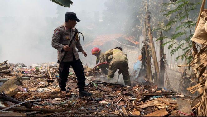 
					Polsek Ciputat Timur Cek TKP Kebakaran Lahan di Rempoa, Tiga Unit Damkar Diterjunkan 