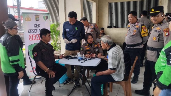 
					Polri Hadir untuk Masyarakat, Dokkes Polres Tangsel Gelar Cek Kesehatan Gratis di Pos Jaga TL Gaplek