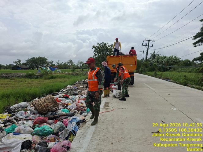 
					Perkuat Budaya Angkat Sampah, Satgas Koramil Kresek Berikan Contoh