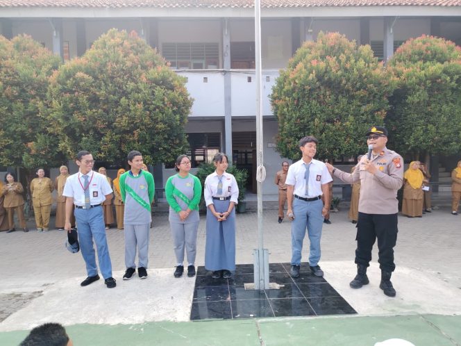 
					Police Go to School, Polsek Pagedangan Perkuat Program CETAR dan Cooling System di SMAN 22 Kabupaten Tangerang