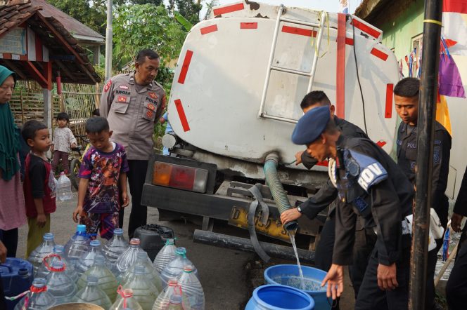 
					Brimob Peduli : Batalyon B Pelopor Salurkan Bantuan Air Bersih dan Air Minum Siap Konsumsi untuk Warga Palasari Subang