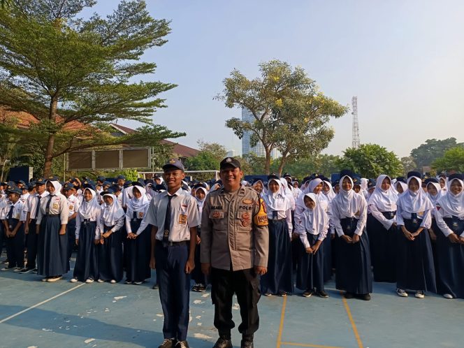 
					Jajaran Polsek Kelapa Dua Serentak Jadi Inspektur Upacara, Siswa Diimbau Tak Terprovokasi Berita Hoaks