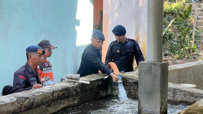 
					Brimob Jabar Bantu Penuhi Kebutuhan Air Warga Garut