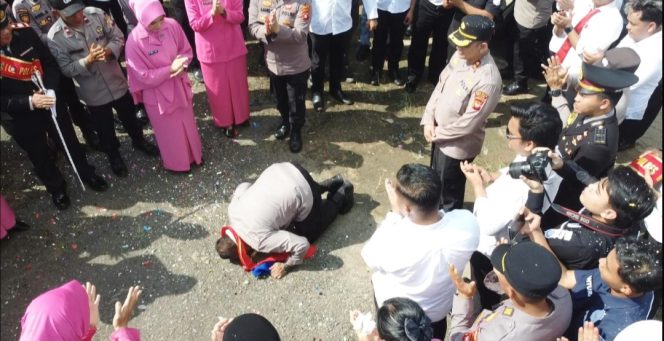
					Sujud Syukur Wakil Direktorat Polisi Perairan dan Udara Polda Kalbar Tinggalkan Polres Melawi