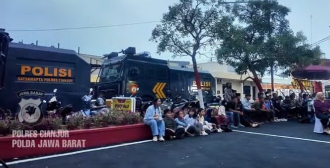 
					Polres Cianjur Gelar Nobar Timnas Indonesia vs Timor Leste, Pererat Kebersamaan dengan Masyarakat