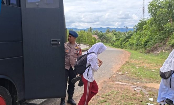 
					Brimob Peduli Pendidikan, Bus Sekolah Gratis Bantu Pelajar SDN 005 Mansapa Berangkat dengan Aman dan Nyaman
