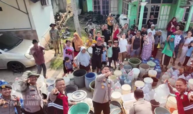 
					Peduli Kekeringan, Polres Cianjur Bantu Warga Kampung Cibolang dengan Pasokan Air Bersih