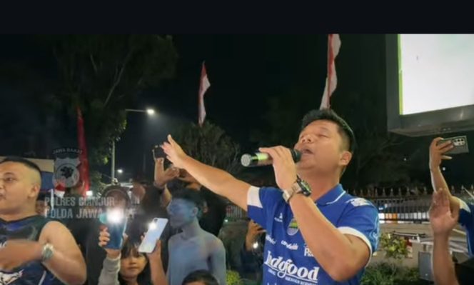 
					Meski Persib Bandung harus puas finis sebagai runner up Piala Presiden 2026, semangat kebersamaan Bobotoh dan masyarakat Cianjur tetap membara.