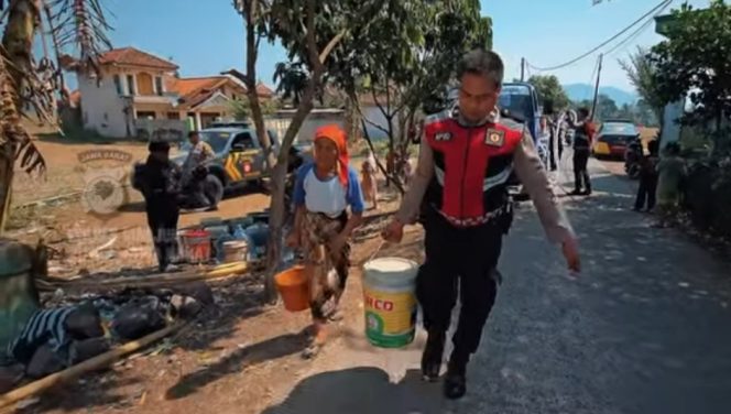 
					Kekeringan Melanda, Polres Cianjur Kembali Distribusikan Air Bersih bagi Masyarakat