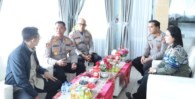 
					Kapolres Kobar Sambut Kedatangan Tim Kompolnas di Bandara Iskandar