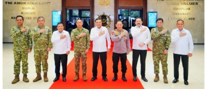 
					Kapolri Bersama Menko Polkam dan Pimpinan Lembaga Negara Perkuat Kebersamaan di Mabes TNI AL
