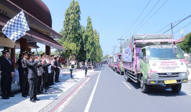 
					Di Hari Kemerdekaan, Polri Serentak Gerakkan 44 Truk Bantuan untuk Masyarakat Terdampak Gempa Flores