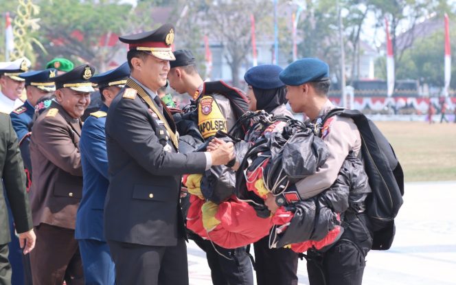 
					Kapolda Kalteng Hadiri Upacara HUT ke-81 Kemerdekaan RI di Kantor Gubernur