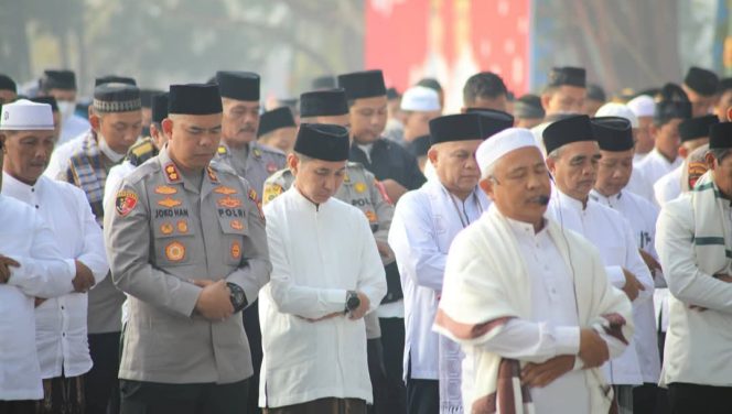 
					Kapolres Kobar Ikuti Sholat Istisqa Bersama Forkopimda di Halaman Kantor Bupati